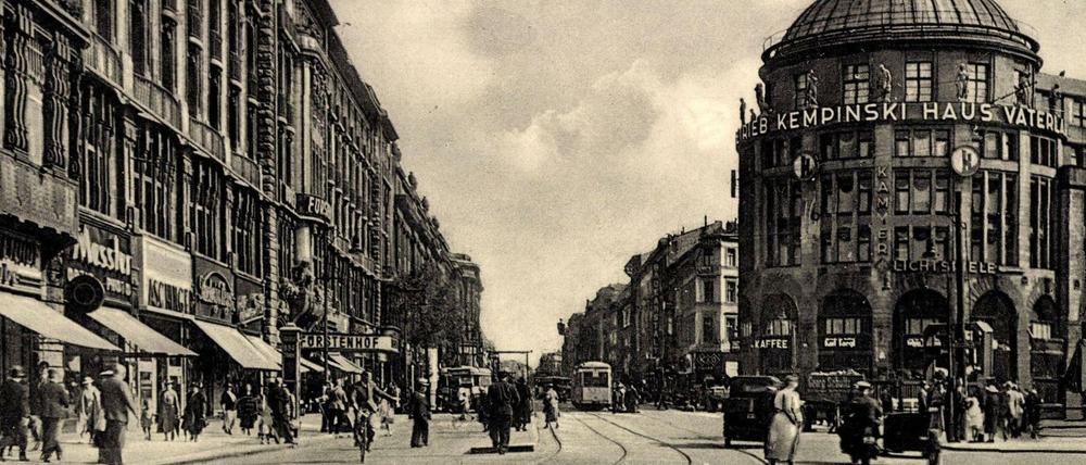 Die Aufnahme mit Haus Vaterland und der links vorbei führenden Saarlandstraße, der heutigen Stresemannstraße, entstand 1935.