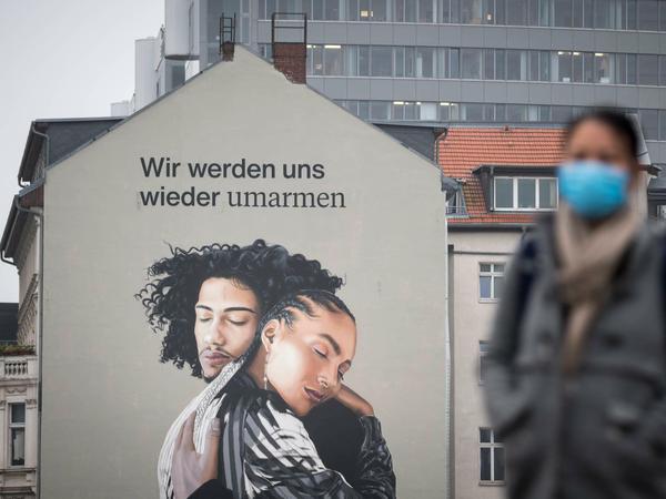 Sehnsucht als Ware. Ein Werbe-Wandbild in Berlin-Mitte.