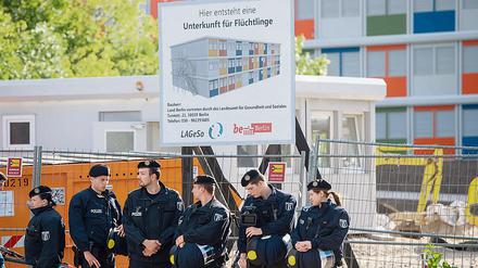 Containerdorf für Flüchtlinge in Marzahn-Hellersdorf - der Tag der offenen Tür am 10. Juli kann nur unter Polizeischutz stattfinden. 