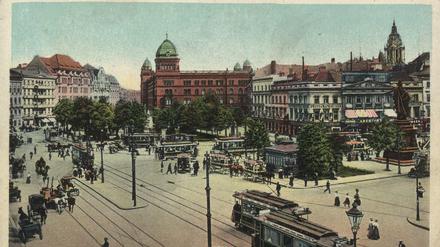 Der Alexanderplatz im Jahr 1908. Das Polizeipräsidium hat seinen Beinahmen "Rote Burg" nicht ohne Grund. 