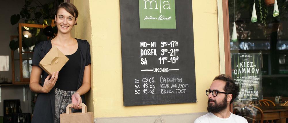 Schluss mit der Vermüllung: Auch Anna Mohr vom Café „m/a feine Kost“ setzt auf Mehrwegverpackung.