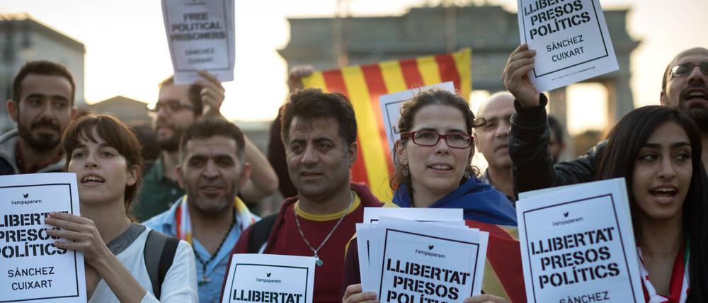 Katalanen protestieren in Berlin gegen die Inhaftierung von zwei Organisatoren der Unabhängigkeitsbewegung.