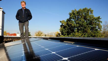 Ralf Schönball auf dem Dach seines Hauses mit seiner Solaranlage.