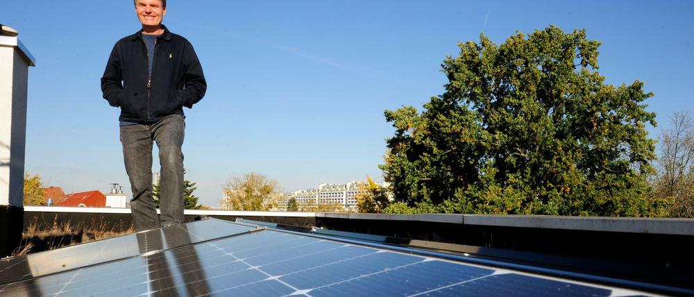 Ralf Schönball auf dem Dach seines Hauses mit seiner Solaranlage.