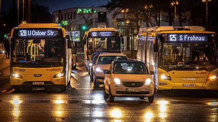 Statt der provisorisch abgesperrten Fahrerbereiche haben die rund 1400 Busse der BVG jetzt Corona-Schutzscheiben am Fahrerplatz.