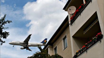 Berlin-Reinickendorf: Landende Flugzeuge am Flughafen Tegel