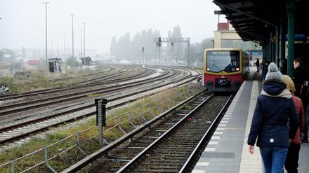 Eine S-Bahn fährt am Bahnhof Tempelhof ein.
