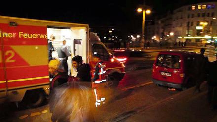 Friedrichshainer Nachtleben: Ein Rettungswagen im Einsatz auf der Warschauer Brücke.