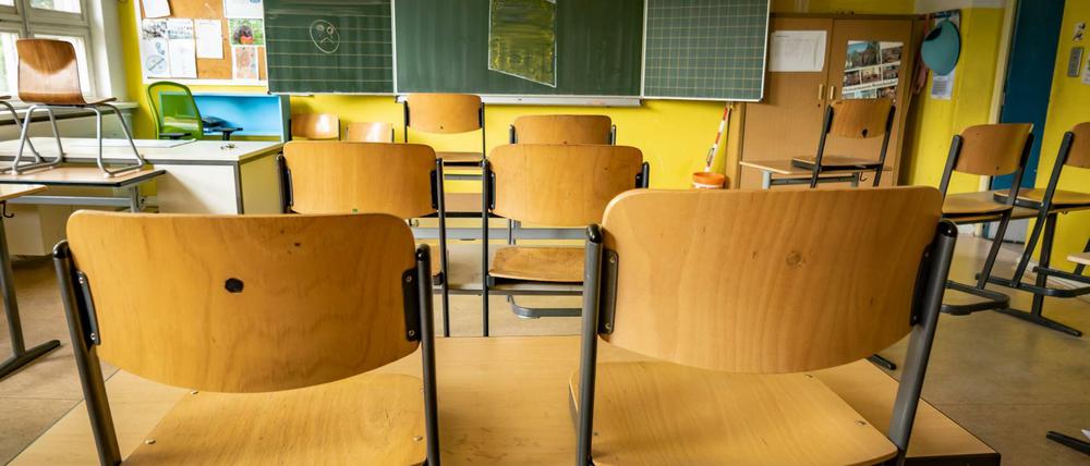 Am Montag werden in einigen Berliner Schulen die Stühle wieder heruntergestellt. 