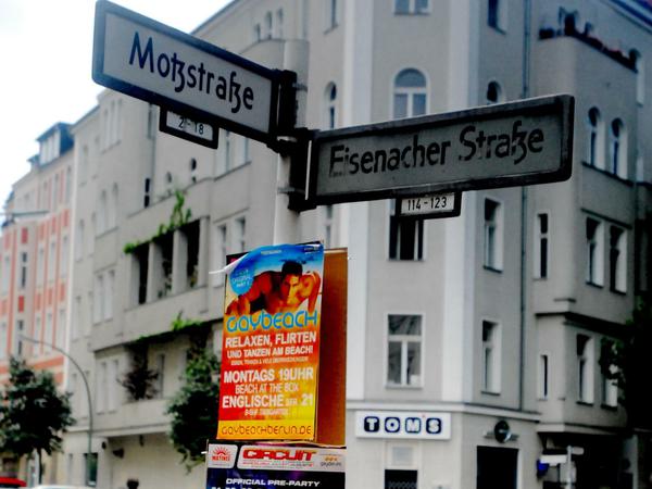 Die Motzstraße in Schöneberg wirbt um ihr Publikum.
