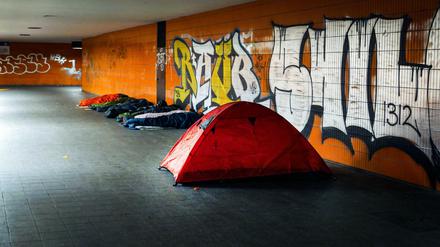 Platte machen. Obdachlose in ihrem Nachtlager in Berlin.