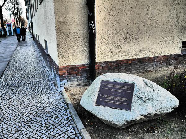 Am Tatort in der Tempelhofer Oberlandstraße erinnert ein Gedenkstein an Hatun Sürücü.  
