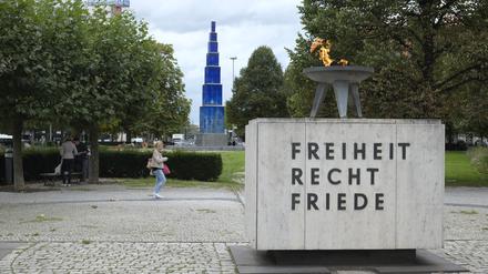 Insellage. Seit 1955 brennt die Ewige Flamme auf dem Theodor-Heuss-Platz, der damals noch Reichskanzlerplatz hieß. Der Blaue Obelisk von Hella Santarossa steht seit 1995 dort.