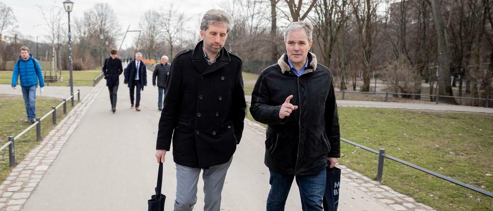 Keine Dealer, nirgends: Boris Palmer (links) und Burkard Dregger auf ihrer Tour durch den Görlitzer Park.
