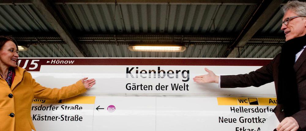 Da ist er, der neue Name: BVG-Chefin Nikutta zeigt schon mal den neuen Bahnhofsnamen. 