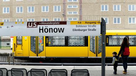 Eine U-Bahn des Bautyps IK hält am Bahnhof Hönow.