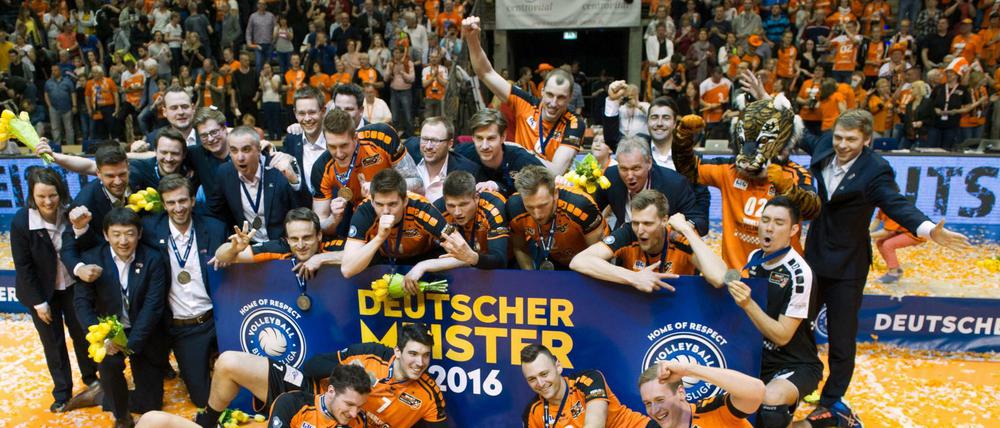 So sehen Sieger aus: Berlins Volleyballer sind Meister, Pokal- und Europapokalsieger. Da darf man auch mal dem Regierenden die Hand schütteln.