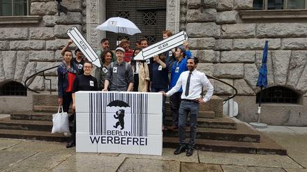 Aktivisten der Initiative "Berlin Werbefrei".