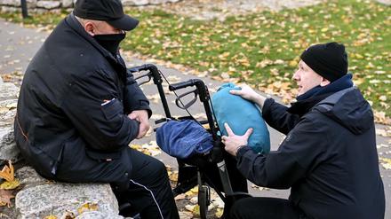 Ein Sozialarbeiter überreicht einen Schlafsack an einen Obdachlosen. Die Berliner Stadtmission bereitet sich auf die Obdachlosenhilfe für die kalten Tage vor. 