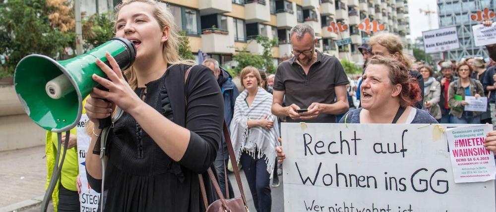 Rund 100 Menschen versammelten sich am Freitag in der Friedrichstraße, um den Verkauf an einen Privatinvestor zu verhindern. 