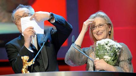 Glanz trifft Berlin: Hollywoodstar Meryl Streep lacht, Berlinale-Chef Dieter Kosslick hat ihren Ehrenbären noch vor sich stehen.