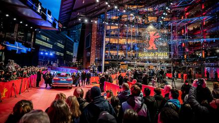 Gäste gehen über den Roten Teppich zur Preisverleihung vor dem Berlinale Palast.