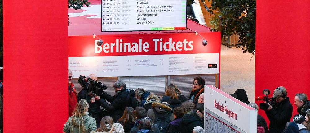 Zahlreiche Filmfans warten am Montagmorgen auf den Kartenvorverkauf für die Berlinale.