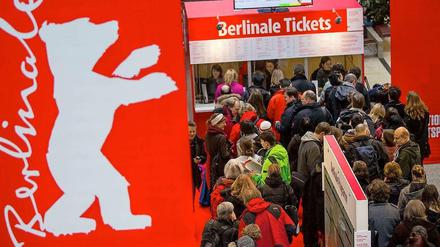 Eine ganze Nacht unter Berlins Frühbuchern: Berlinale-Fans in der Ticket-Schlange