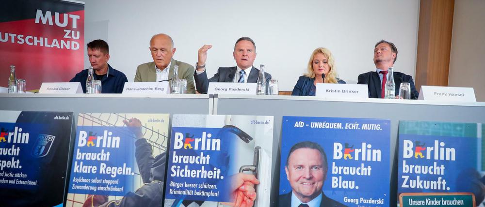 Georg Pazderski (M), Spitzenkandidat vom Landesverband Berlin der AfD, stellt das Wahlprogramm vor.