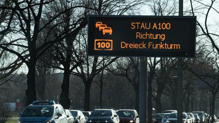Ein Display mit dem Schriftzug «Stau A100 Richtung Dreieck Funkturm» steht auf dem begrünten Mittelstreifen des Tempelhofer Damm in Fahrtrichtung der Stadtautobahn. 