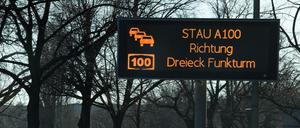 Ein Display mit dem Schriftzug «Stau A100 Richtung Dreieck Funkturm» steht auf dem begrünten Mittelstreifen des Tempelhofer Damm in Fahrtrichtung der Stadtautobahn. 