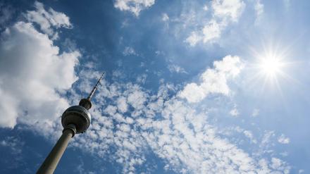Der Fernsehturm ragt bei Sonnenschein in den Himmel. In den kommenden Tagen erwartet Berlin Regen.