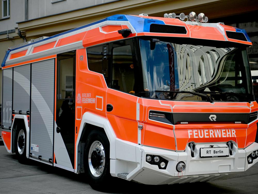 Modernstes Feuerwehrfahrzeug der Welt: Berliner Feuerwehr testet  hochmodernen Elektro-Löschwagen