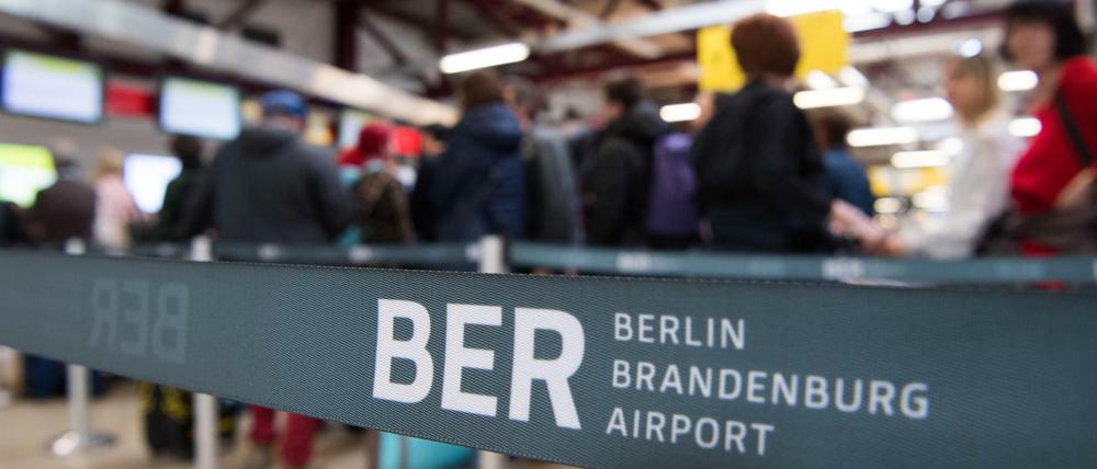 Flugreisende warten an den Check-in-Schaltern im Flughafen Tegel.