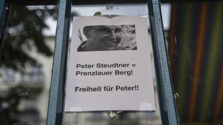 "Freiheit für Peter!!" steht am 24.07.2017 in Berlin an der Gethsemanekirche im Prenzlauer Berg auf einem Zettel.