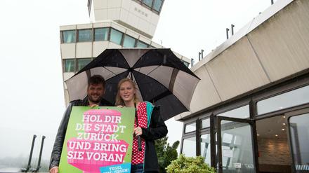Die Berliner Landesvorsitzenden von Bündnis 90/Die Grünen, Nina Stahr und Werner Graf, halten ein Plakat mit der Aufschrift "Hol Dir die Stadt zurück. Und bring sie voran.". 
