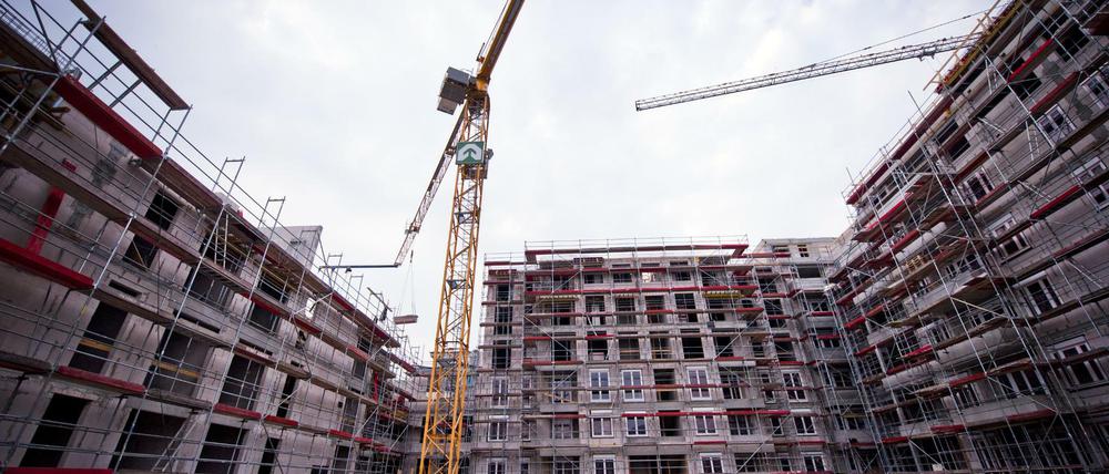 In Berlin entstehen viele neue Wohnungen. Trotzdem gibt es noch immer mehr Nachfrage als Wohnraum.