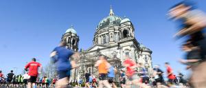 Berliner Halbmarathon 2018: Die Halbmarathonläufer laufen am Berliner Dom vorbei.