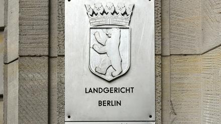 Amtsschilder vom Landgericht Berlin am Gebäude vom Kriminalgericht Moabit.