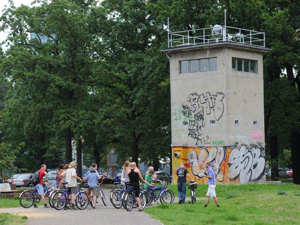 Von den einst mehr als 300 Wachtürmen entlang der Mauer sind nur fünf erhalten. Einer davon steht am Schlesischen Busch zwischen Kreuzberg und Treptow.