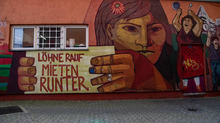 "Mieten runter" steht auf einem Wandbild in Kreuzberg.