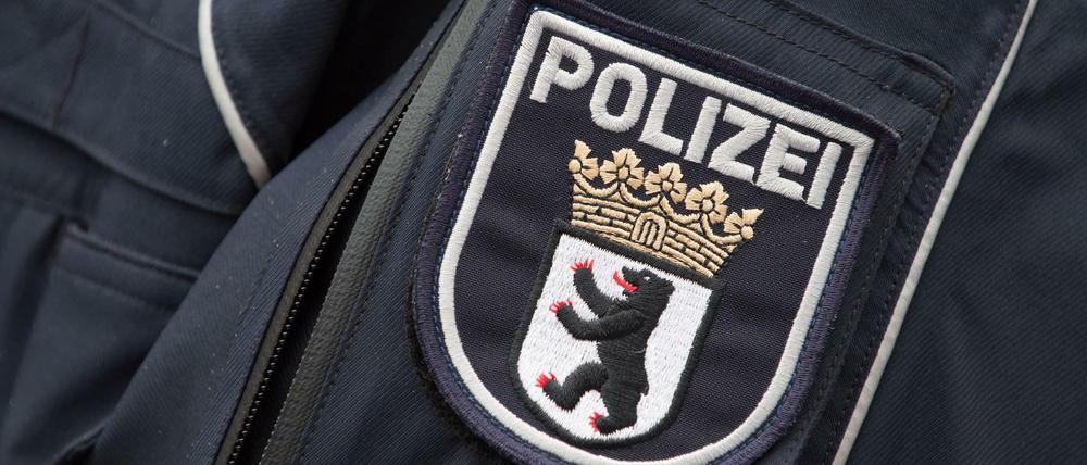 Das Wappen der Berliner Polizei auf einer Uniform.