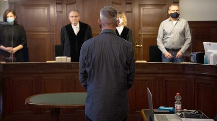 Der angeklagter Polizist steht in einem Gerichtssaal im Amtsgericht Tiergarten. Die Anklage wirft dem 53-jährigen Beamten fahrlässige Tötung vor. Foto: /dpa +++ dpa-Bildfunk +++