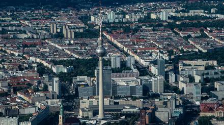 Der Fernsehturm überragt alle Gebäude rund um den Alexanderplatz. 