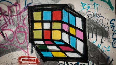 Kunst gegen Hakenkreuze. Der Künstler Ibo Omari übersprüht Nazi-Graffiti mit seinen Werken.
