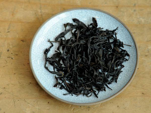 Getrocknete Schwarzteeblätter. In Ostasien wird er auch als roter Tee bezeichnet.