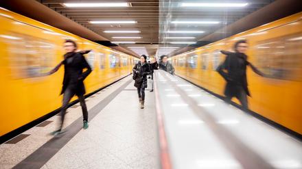 In einem Berliner U-Bahnhof gab es am Montag eine Attacke auf einen Mann. Der Hintergrund ist unklar. 