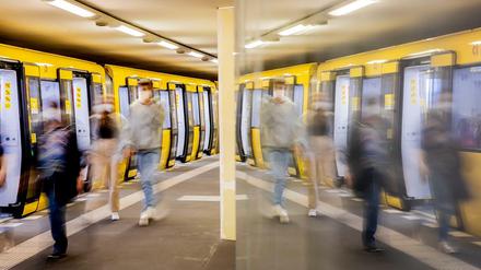 Fahrgäste steigen am U-Bahnhof Potsdamer Platz ein und aus.