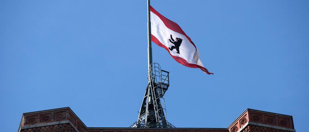 Die rot-weiße Berliner Flagge mit dem Berliner Bären auf dem Roten Rathaus in Berlin