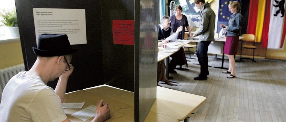 Kreuzchen im Wahllokal. Auf tausenden verschickten Wahlunterlagen waren die Adressen der Wahllokale falsch. 